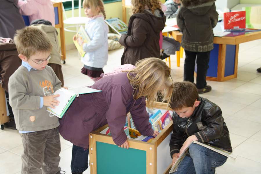 Les enfants à la bibliothèque