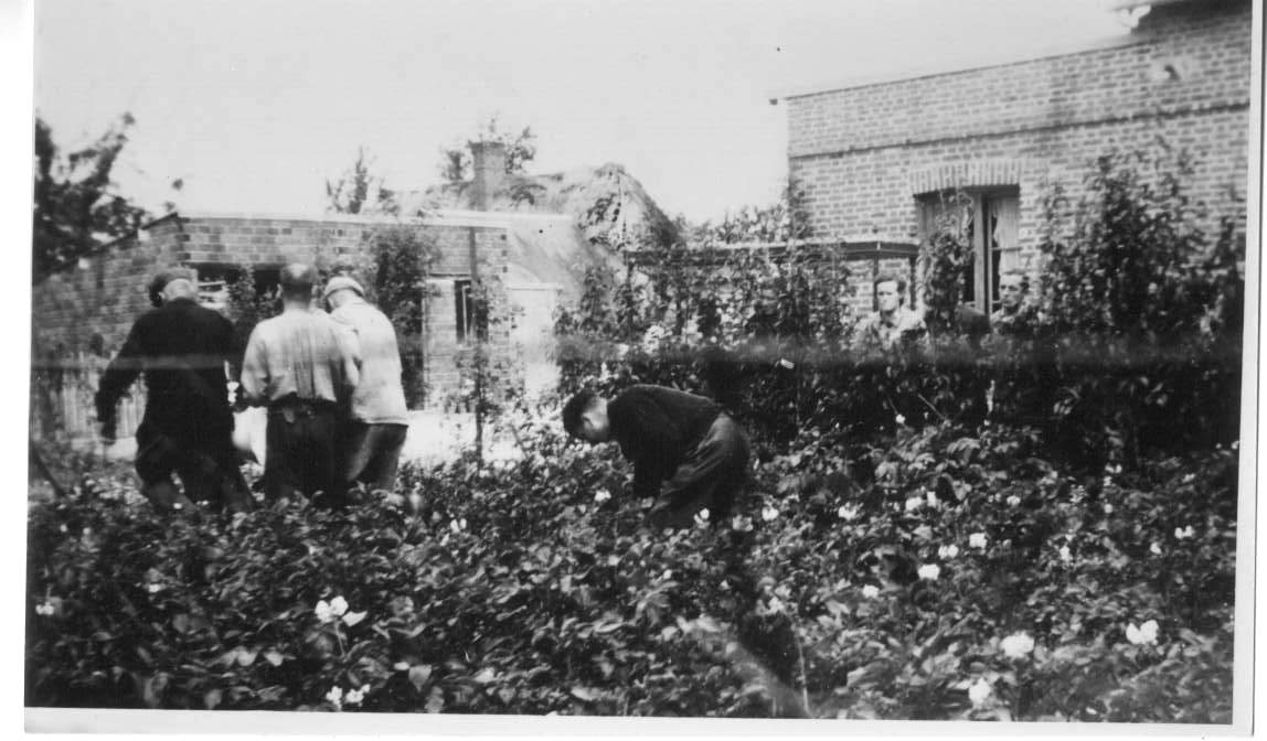 Transport du corps d'un aviateur tombé dans le jardin de M. Meslin